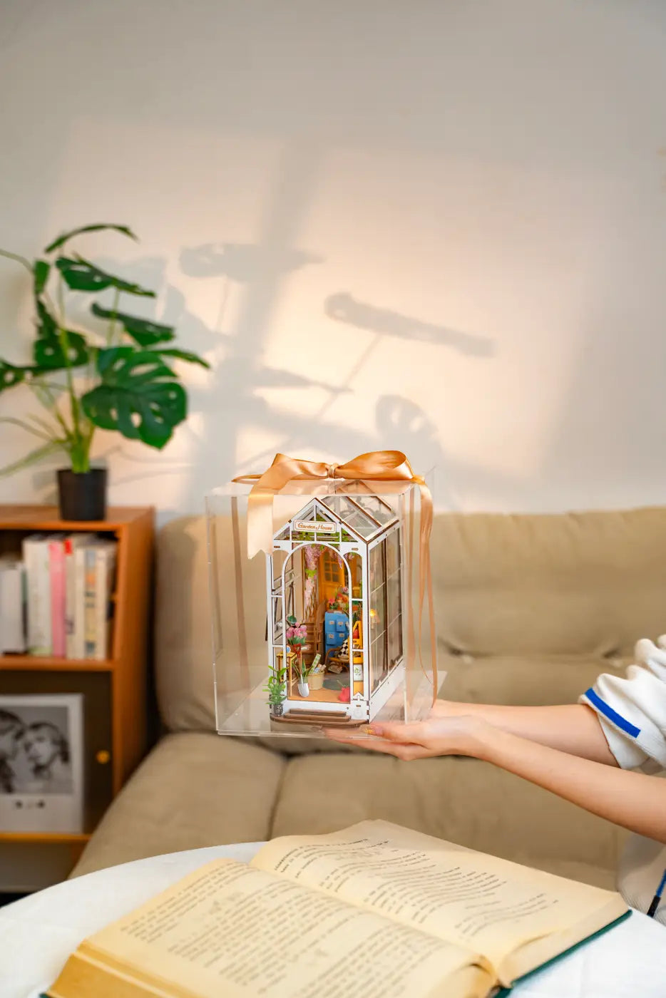 Rolife Holiday Garden House DIY Book Nook Kit