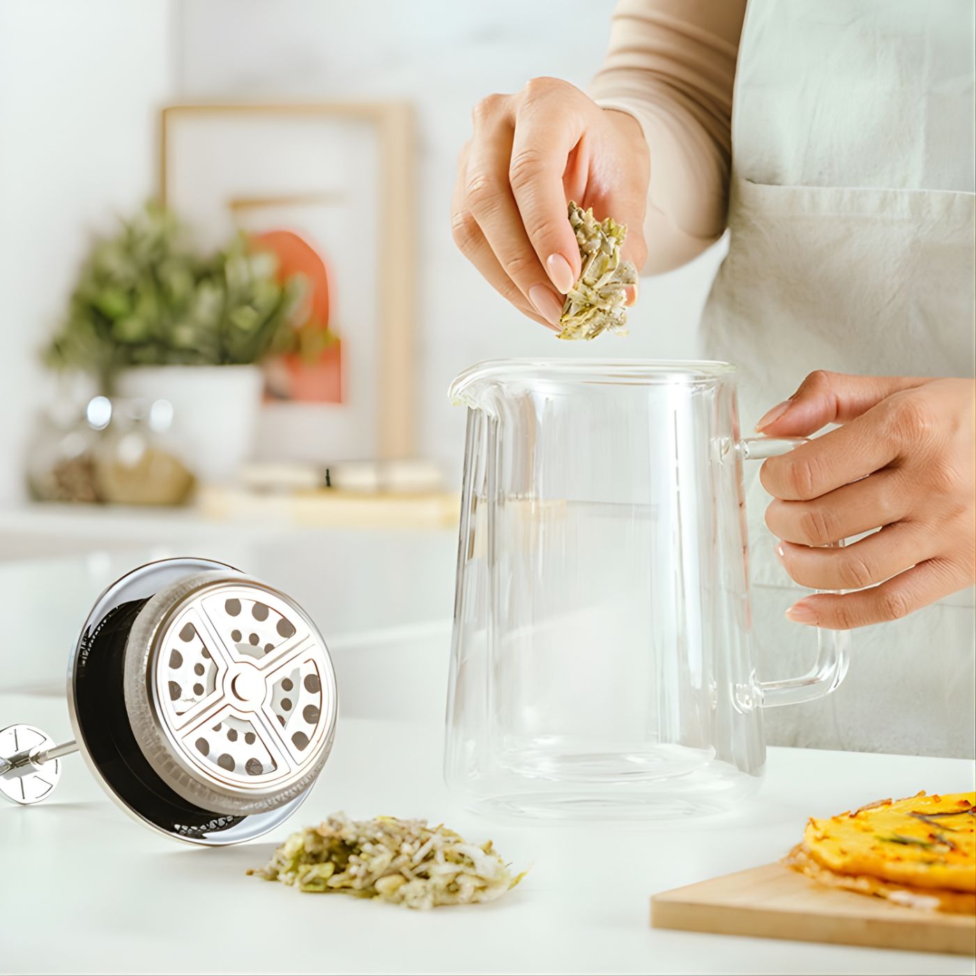 Adding loose leaf tea to double wall french press