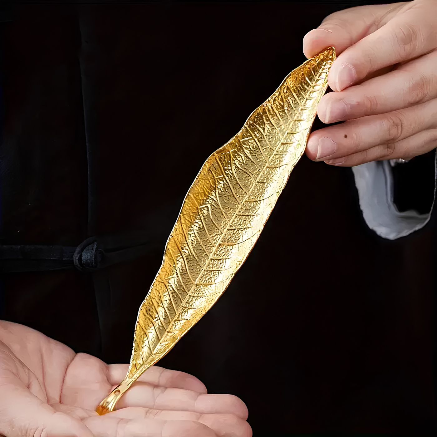 Aromatherapy incense burner in leaf design