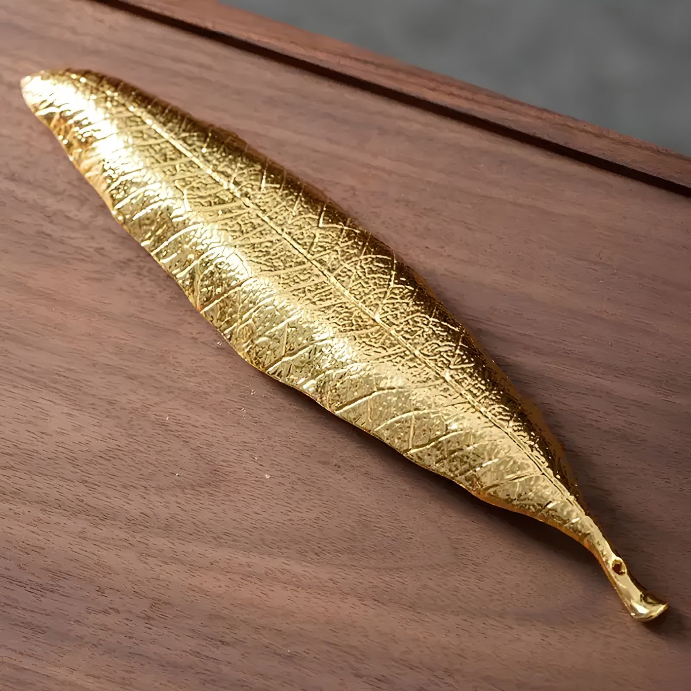 Golden leaf incense holder back