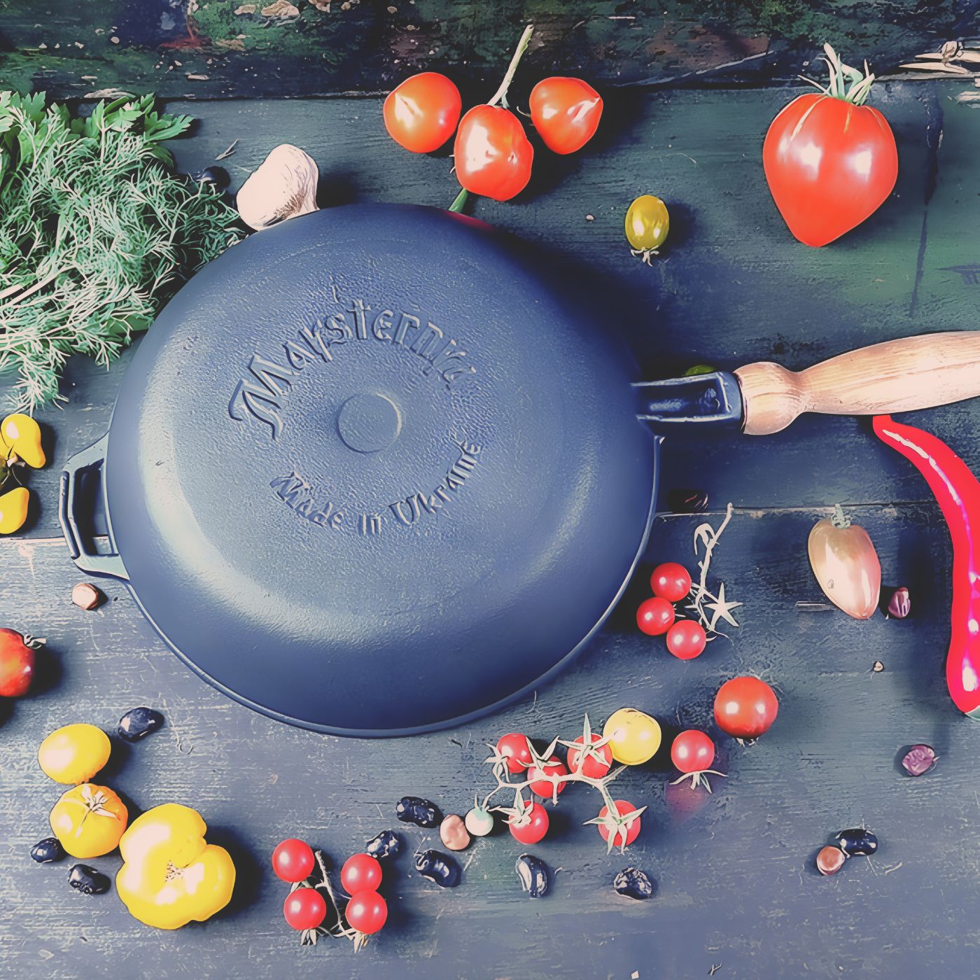 28 cm cast iron skillet made in Ukraine