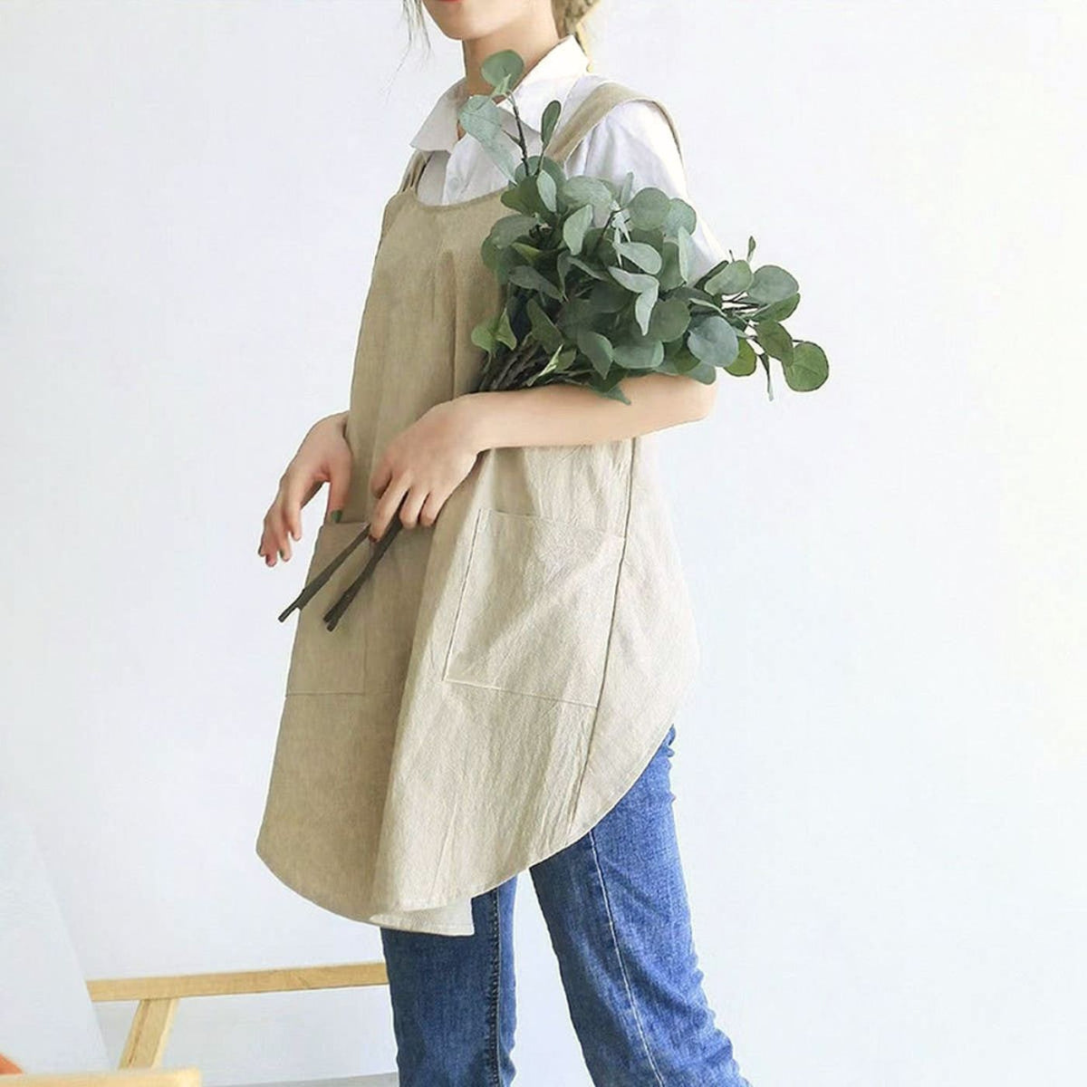 Tie-free khaki apron with wide crossed back straps