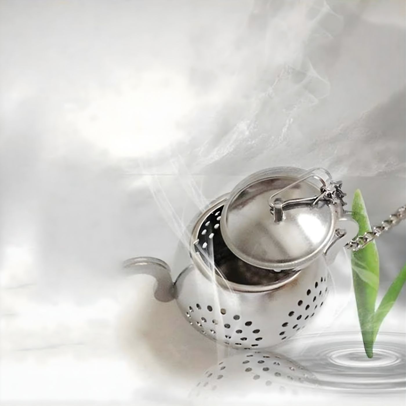 Teapot-shaped mesh tea infuser with steam